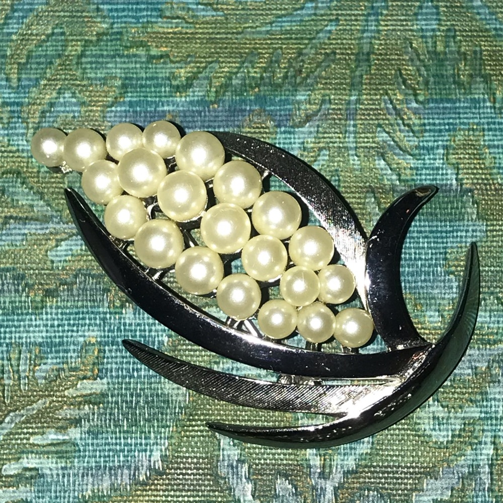 Beautiful vintage Trifari brooch